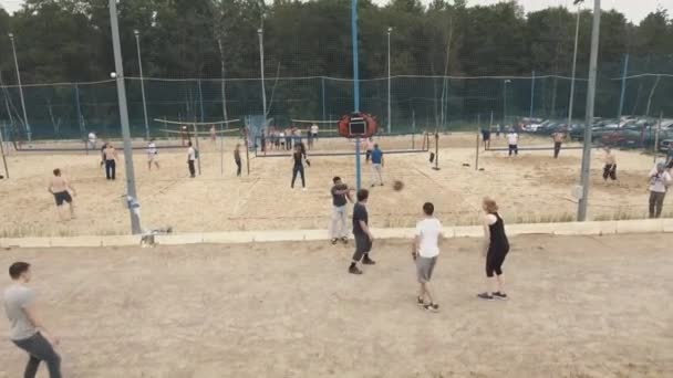 SAINT PETERSBURG, RUSSIA - 30 LUGLIO 2016: Gruppo di tiro aereo di sportivi che giocano a basket al parco giochi sulla spiaggia — Video Stock