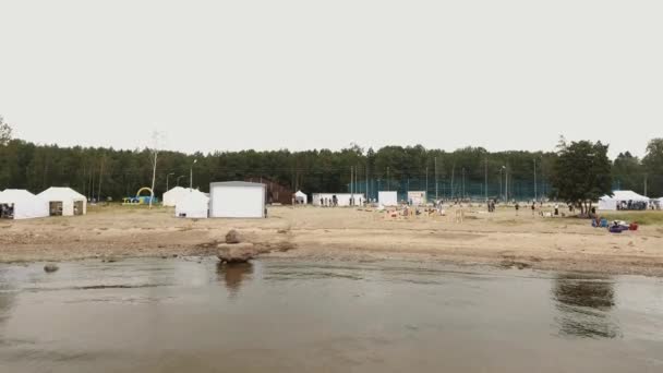 상트페테르부르크, 러시아-7 월 30 일, 2016: 모래 해변 위에 공중 쐈 어. 사람들이 빈 백에 누워 스포츠 게임 — 비디오