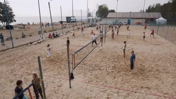 SAINT PETERSBURG, RÚSSIA - JULHO 30, 2016: Vista aérea pessoas jogando badminton praia no chão de esportes de areia no dia ensolarado — Vídeo de Stock