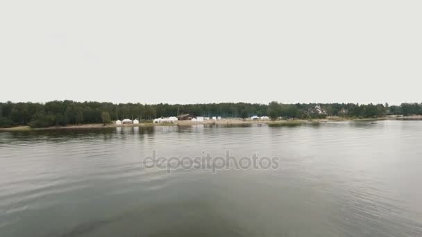 Petersburg, Rosja - 30 lipca 2016: Aerial strzał nad wodę, do plaży boisko sportowe. Ludzie, gry w siatkówkę, piłkę nożną — Wideo stockowe