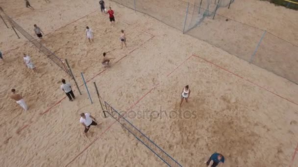 Saint petersburg, russland - 30. juli 2016: luftgeschossene menschen spielen beachvolleyball und badminton auf sandspielplatz — Stockvideo