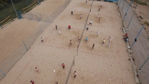 Petrohrad, Rusko - 30. července 2016: Letecký pohled lidí soutěžit plážový volejbal na písku sportoviště na slunečný den — Stock video