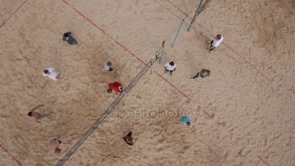 SAN PETERSBURG, RUSIA - 30 DE JULIO DE 2016: Los jugadores de tiro aéreo cambian de bando en el voleibol de playa en el campo de deportes de arena — Vídeo de stock