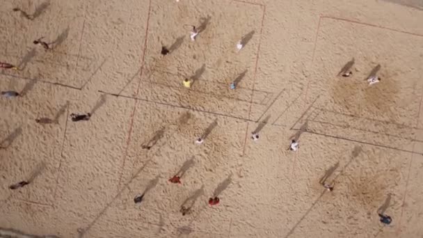 空撮選手が晴れた日に砂のスポーツ地面でビーチバレーを競うサンクトペテルブルク, ロシア連邦 - 2016 年 7 月 30 日。 — ストック動画