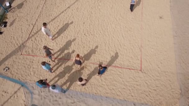СЕНТ-ПЕТЕРБУРГ, РОССИЯ - 30 июля 2016 г.: Вид с воздуха на людей, играющих в пляжную петанку на песчаной площадке в солнечный день — стоковое видео