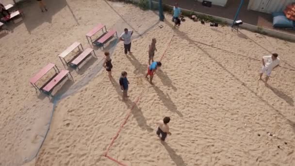 Санкт-Петербург, Російська Федерація - 30 липня 2016: Повітряний постріл людей, що грають пляж петанк в пісок спортивний майданчик сонячний день — стокове відео