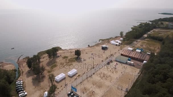 СЕНТ-ПЕТЕРБУРГ, РОССИЯ - 30 июля 2016 года: Песчаный пляж с белыми палатками и спортивной площадкой — стоковое видео