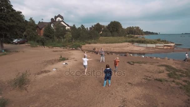 俄罗斯圣彼得堡-2016 年 7 月 30 日︰ 空中射击的老年人夏季沙滩海边瑜伽锻炼 — 图库视频影像