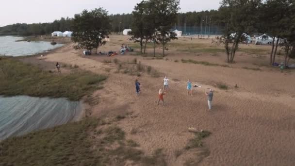 상트페테르부르크, 러시아-7 월 30 일, 2016: 공중 탄된 노인 여름에서 모래 해 안에 요가 연습을 하 고 — 비디오