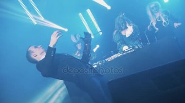 Saint Petersburg, Rusya - 29 Ekim 2016: Slowmotion adam takım elbise ve mekanik kol robot dans sahnesi Cadılar Bayramı partisinde