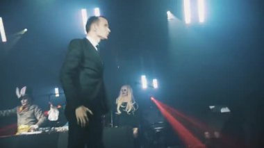 Saint Petersburg, Rusya - 29 Ekim 2016: Slowmo adam kostüm ve sahne Cadılar Bayramı partisinde mekanik kol robot dans