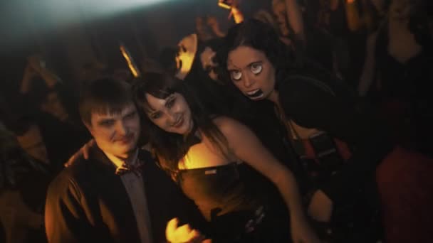 SAINT PETERSBURG, RÚSSIA - OUTUBRO 29, 2016: Slowmo grupo de pessoas trajes halloween posar e dançar na festa do clube noturno — Vídeo de Stock