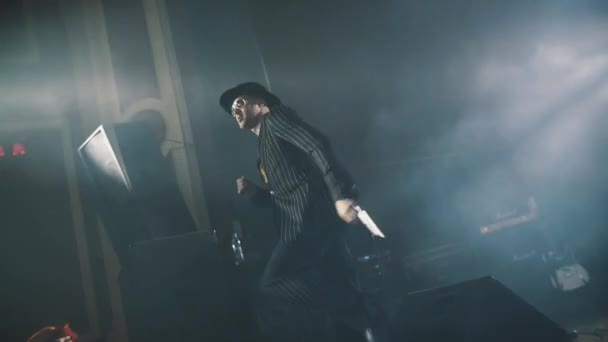 SAINT PETERSBURG, RUSSIA - OCTOBER 29, 2016: Slowmo man parodying artist Adriano Celentano, dancing on scene at night club — Stok Video