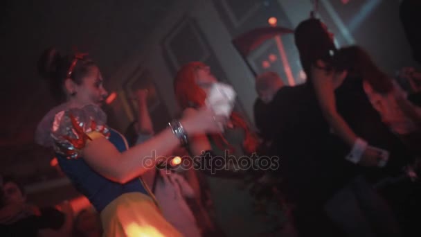 Petrohrad, Rusko - 29. října 2016: Slowmo dívky v Snow White a Poison Ivy taneční kostýmy na halloween party — Stock video