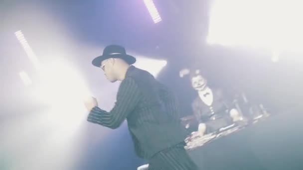 SAN PETERSBURG, RUSIA - 29 DE OCTUBRE DE 2016: Chico lento parodiando artista Adriano Celentano, bailando en escena en el club nocturno — Vídeos de Stock