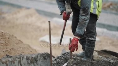 Kırmızı eldiven balyoz ile yere demir çubuk çekiç Slowmotion işçi