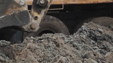 Slowmotion Ekskavatör Kepçe kazmak toprak ve kir yakınındaki site oluşturma, kamyon