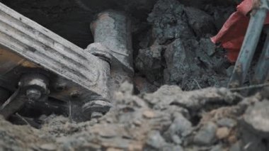 Ekskavatör laddle siyah kir toprak veya toprak kazma. Kırmızı bez parçası. Slowmotion