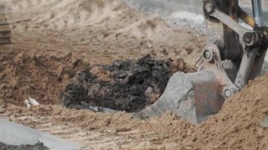 Site oluşturma, Ekskavatör Kepçe kazma toprak kum ve toprak delik. Slowmotion