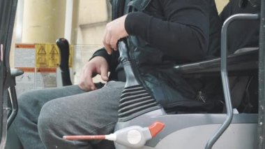 Sarı Ekskavatör kabin çekerek içinde sürücü geçer roating etrafında, slowmotion