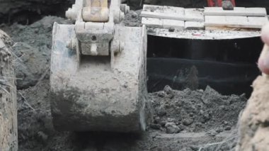 Ekskavatör kova düzeltme toprak kum ve site oluşturma, kir. Slowmotion