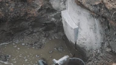 Beton odası kuyu yüzük balyozla beated içinde olmanın parçası