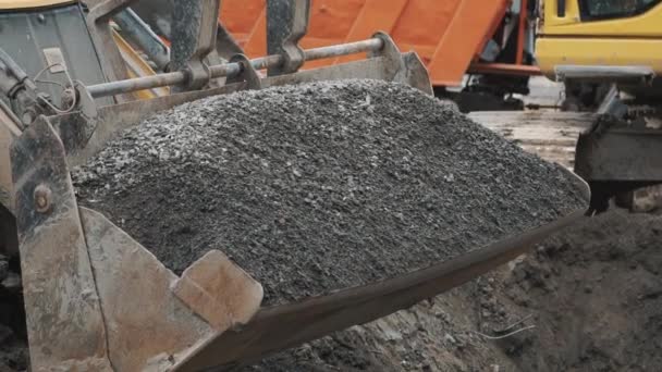 Slowmotion bulldozer dumpa makadam från Lindh i att dike på byggnadsplatsen — Stockvideo
