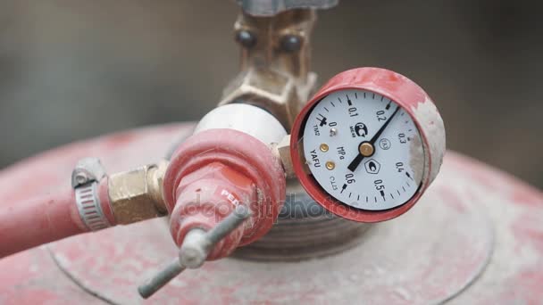 Escala de presión en la parte de grúa del cilindro de gas rojo — Vídeos de Stock