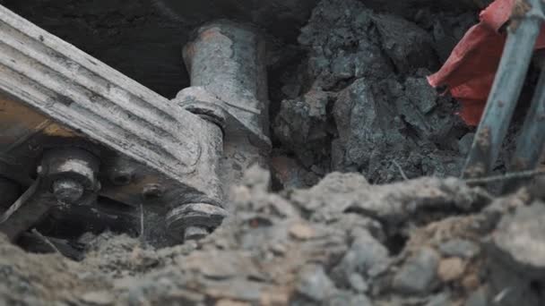 Pelle à cheval creusant de la terre noire ou de l'argile. Pièce de tissu rouge. Mouvement lent 