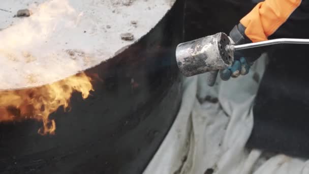 Pracovní víko plamen plyn pochodeň s lehčí na černé betonové konstrukce. Slowmotion — Stock video