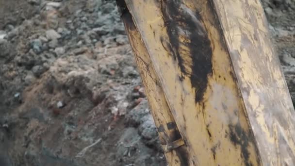 挖掘机铲斗拉起土砂和建筑工地上的污垢。慢动作 — 图库视频影像
