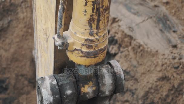 Baggerschaufel fördert Sand und Dreck auf Baustelle. Zeitlupe — Stockvideo