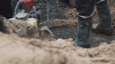 Hendekte sitesi, şose üzerinde plaka Kompaktör kullanarak Slowmotion işçi