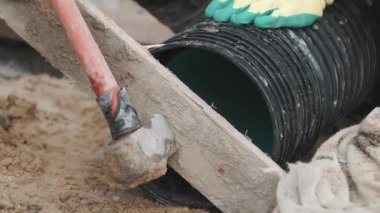 Tahta ahşap siyah plastik boru kenarına isabet Slowmotion balyoz