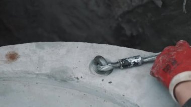 Beton hendekte parçasındaki kırmızı lastik eldiven unscew metal ilmeği el