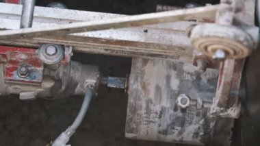 Endüstriyel dairesel matkap site oluşturma, kirli çukurun içinde çalışmaya başlar