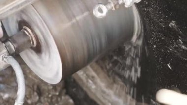 Endüstriyel daire kirli hendekte boreing beton matkap. Dökülen su