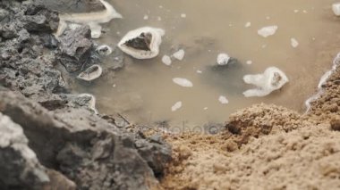 Su ve kir çamur birikintisi toprak bir sarı kum