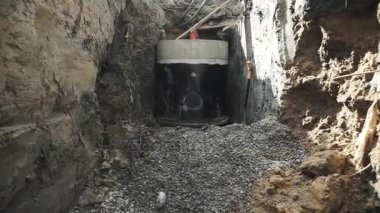 Dolly tarafında büyük dairesel delik ile hendek beton odası kuyu halka vurdu