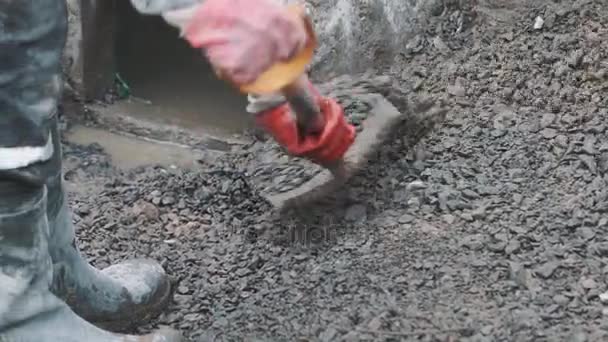 Trabalhador em botas de borracha pá ancinho freio em vala de esgoto no local de construção — Vídeo de Stock