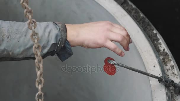 Hand trek uit metalen haak en lus van concrete kamer mangat ring in sloot — Stockvideo