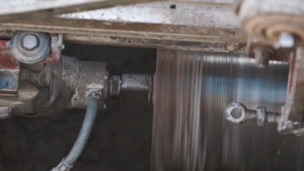 Industriella cirkulära borr att skruva betong i diket på byggnadsplatsen — Stockvideo