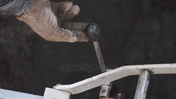 Manos de trabajador girando palanca en pieza de metal maquinaria industrial en zanja — Vídeos de Stock