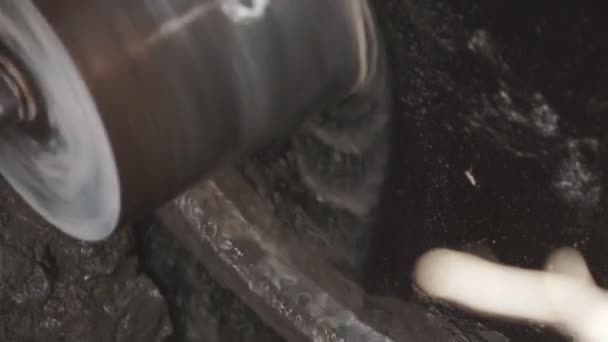 Βιομηχανικά εγκύκλιος τρυπάνι βίδα σκυροδέματος σε βρώμικο χαντάκι. Νερό ρίχνει — Αρχείο Βίντεο