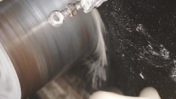 Perceuse circulaire industrielle perceuse de béton dans une tranchée sale. De l'eau s'écoule — Video