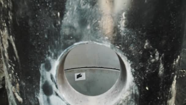 Dolly geschoten in loopgraaf concrete kamer mangat ring met grote ronde gat aan kant — Stockvideo
