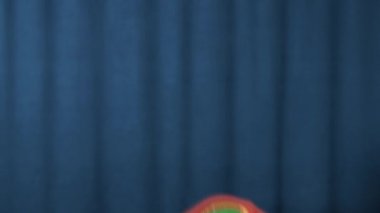 Horoz el kukla görüntülenebilir ve silah geniş mavi zemin üzerine yayılmış yok