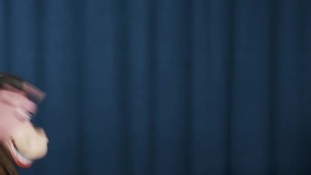 Кінська рука маріонетка біжить по сцені на синьому фоні, заглядає з краю — стокове відео
