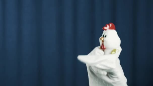Csirke és a ló kézi bábok, táncol és integet a jelenet a kék háttér — Stock videók