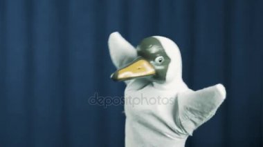 Ördek el kukla sahne seyirci tebrik mavi arka plan ile görüntülenir